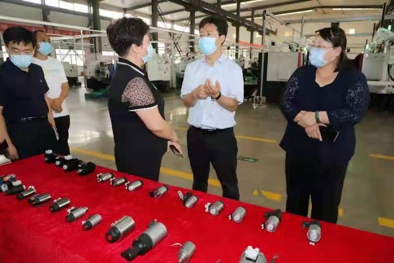 美女扣逼私密直播网站安阳市市长高永一行莅临我公司参观调研